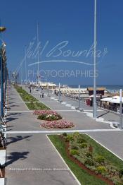 Image du Maroc Professionnelle de  La promenade d'Ain Diab près des piscines privées sur la corniche de Aïn Diab à Casablanca. Casablancais et visiteurs se dirigent vers la corniche quand la météo est favorable à la baignade. A une époque pas si lointaine plusieurs piscine’s fleurissent sur  cette corniche  toutes, plus sportives, plus élitistes les unes que les autres. Elles étaient même plus nombreuses qu’aujourd’hui certaines ont disparu comme les sables d’or, la piscine municipale Georges Orthlieb etc… Lundi  7 Juillet 2009. (Photo / Abdeljalil Bounhar)